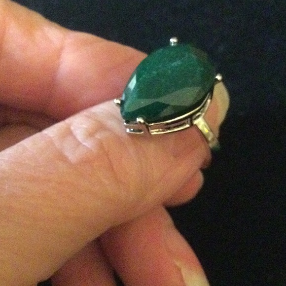 Exquisite Genuine Emerald Ring - Picture 4 of 11